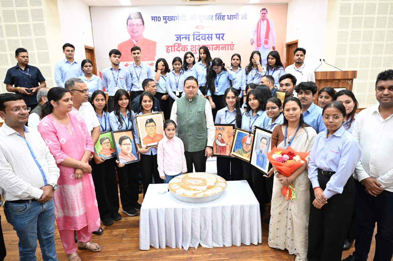 मुख्यमंत्री श्री पुष्कर सिंह धामी के जन्मदिवस पर मुख्यसेवक सदन में उमड़ा जनसैलाब, प्रदेशभर से पहुंचे लोगों ने दी जन्मदिन की बधाई