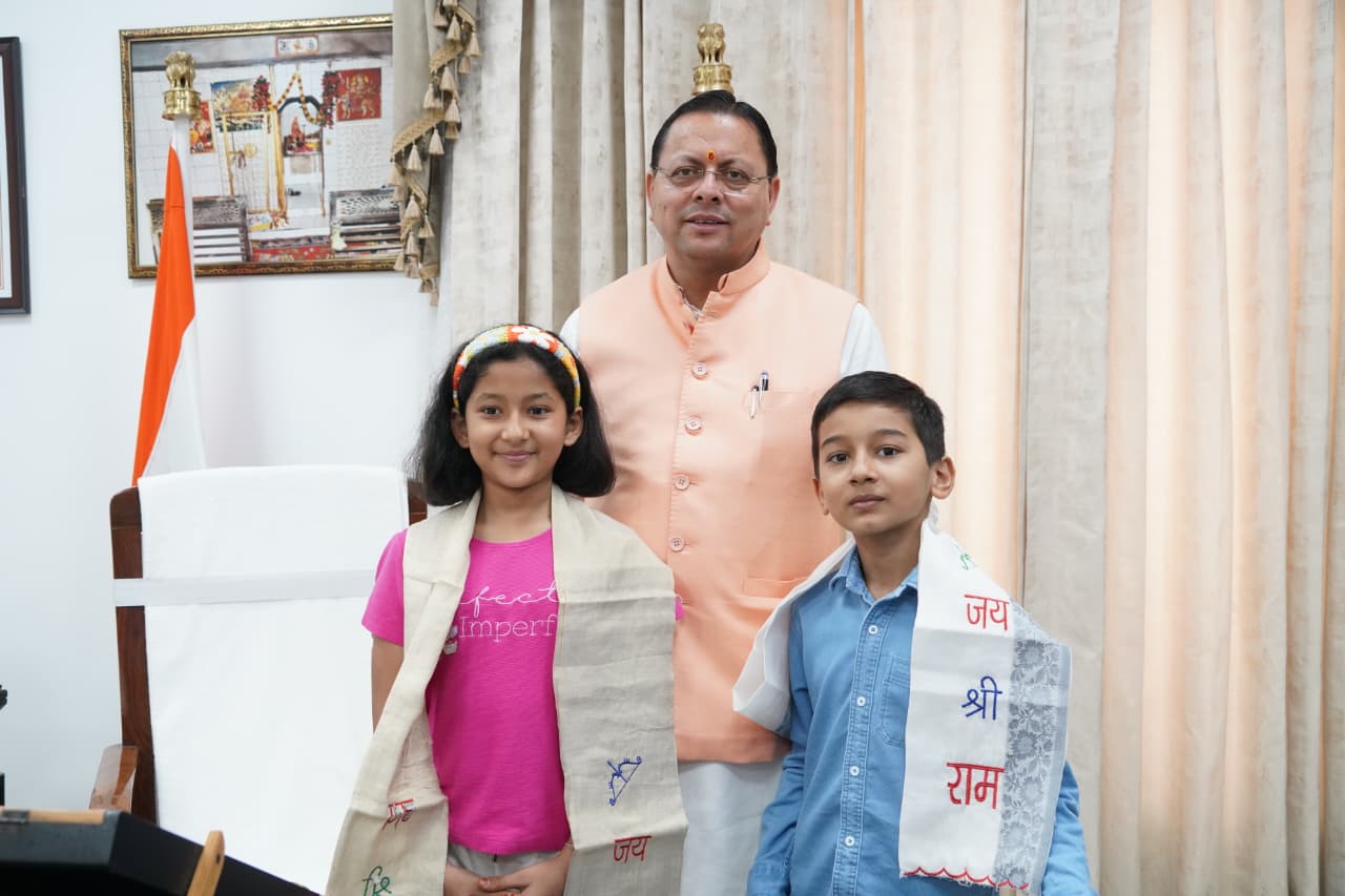 सीएम धामी से तंजानिया स्थित अफ्रीका की सबसे ऊंची चोटी माउंट किलिमंजारो का सफल आरोहण करने वाले उत्तराखंड के नन्हे पर्वतारोही मास्टर रियांश पंत और प्रिशा रावत ने की भेंट