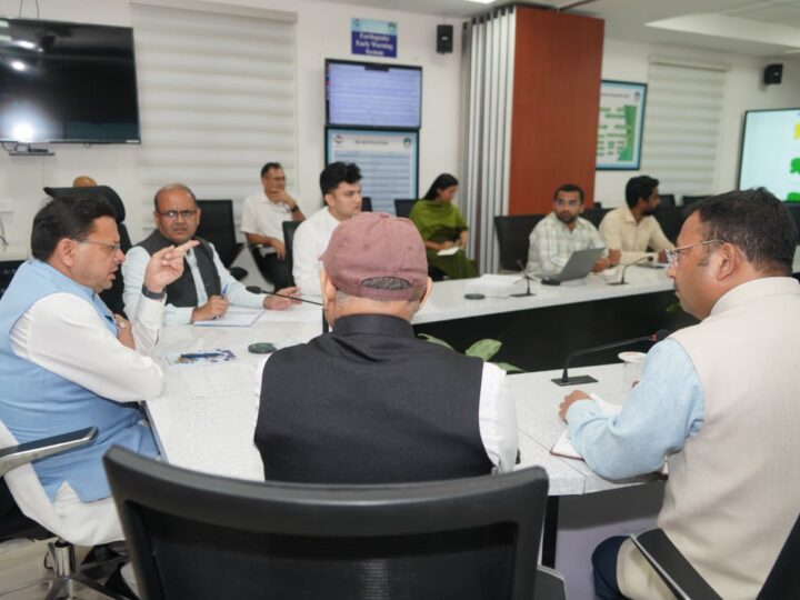 दिल्ली से लौटते ही सीधे राज्य आपातकालीन परिचालन केंद्र पहुंचे सीएम धामी, उत्तराखंड में फंसे ट्रैकर्स-माउंटेनियर्स की सुरक्षित वापसी के लिए मुख्यमंत्री ने संभाली कमान
