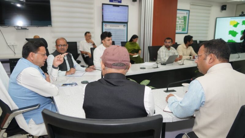 दिल्ली से लौटते ही सीधे राज्य आपातकालीन परिचालन केंद्र पहुंचे सीएम धामी, उत्तराखंड में फंसे ट्रैकर्स-माउंटेनियर्स की सुरक्षित वापसी के लिए मुख्यमंत्री ने संभाली कमान