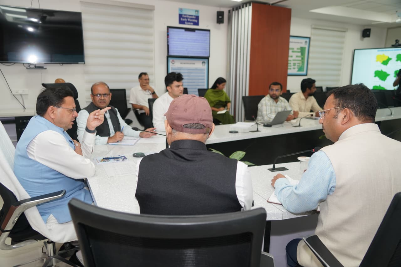 दिल्ली से लौटते ही सीधे राज्य आपातकालीन परिचालन केंद्र पहुंचे सीएम धामी, उत्तराखंड में फंसे ट्रैकर्स-माउंटेनियर्स की सुरक्षित वापसी के लिए मुख्यमंत्री ने संभाली कमान