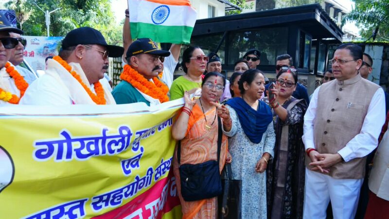 मुख्यमंत्री ने नेपाल आपदा राहत सहायता दल को हरी झंडी दिखाकर किया रवाना