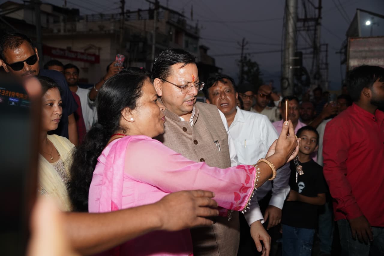 जल सृष्टि पार्क के लोकार्पण से लौटते समय सीएम धामी ने अचानक रुकवाया काफिला, बच्चों और आमजन के साथ खिंचवाईं सेल्फी