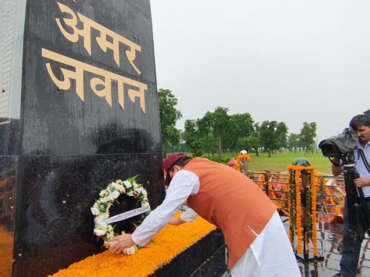सीमांत क्षेत्र में शहीद स्मारक एवं विशाल तिरंगे का लोकार्पण, सीएम धामी ने वीर शहीदों को किया नमन