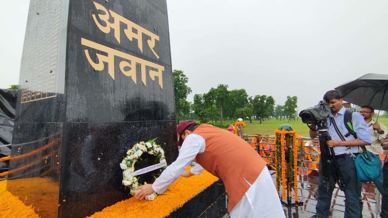 सीमांत क्षेत्र में शहीद स्मारक एवं विशाल तिरंगे का लोकार्पण, सीएम धामी ने वीर शहीदों को किया नमन