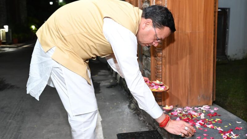 प्रधानमंत्री नरेंद्र मोदी के जन्मदिवस पर मुख्यमंत्री धामी ने जलाया ‘आशीर्वाद का दीया