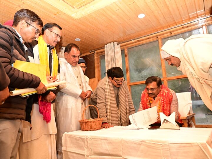 मुख्य सचिव आनंद बर्धन ने गंगोत्री धाम में की पूजा-अर्चना, व्यवस्थाओं का लिया जायजा