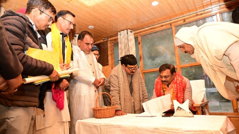 मुख्य सचिव आनंद बर्धन ने गंगोत्री धाम में की पूजा-अर्चना, व्यवस्थाओं का लिया जायजा