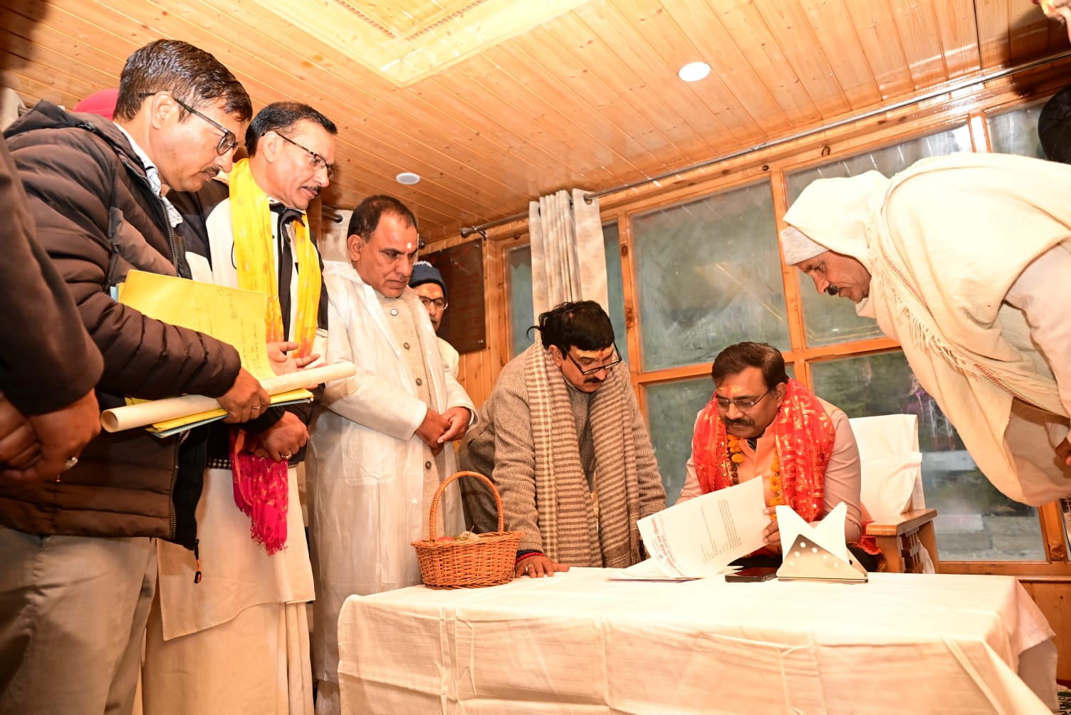 मुख्य सचिव आनंद बर्धन ने गंगोत्री धाम में की पूजा-अर्चना, व्यवस्थाओं का लिया जायजा