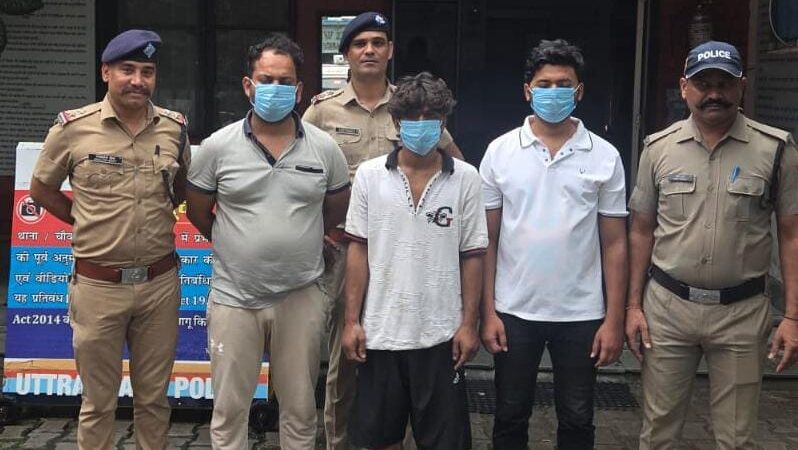 एसएसपी दून की सख्ती से नाबालिग से दुष्कर्म का आरोपी 24 घंटे के अन्दर पहुंचा सलाखों के पीछा, ऋषिकेश क्षेत्र में नाबालिग के साथ हुई दुष्कर्म की घटना में पुलिस द्वारा मुख्य आरोपी सहित होटल मैनेजर एवं संचालक को किया गिरफ्तार