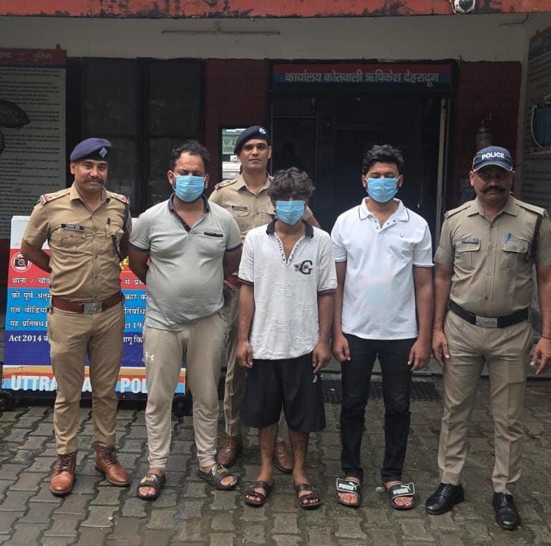 एसएसपी दून की सख्ती से नाबालिग से दुष्कर्म का आरोपी 24 घंटे के अन्दर पहुंचा सलाखों के पीछा, ऋषिकेश क्षेत्र में नाबालिग के साथ हुई दुष्कर्म की घटना में पुलिस द्वारा मुख्य आरोपी सहित होटल मैनेजर एवं संचालक को किया गिरफ्तार