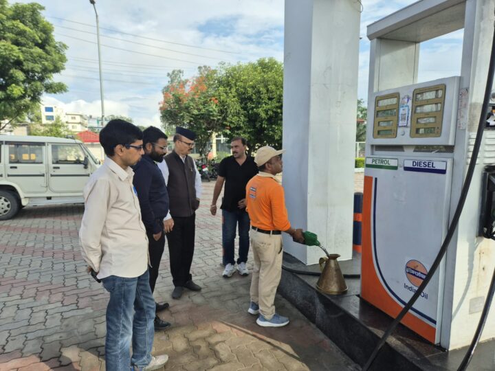 पेट्रोल पंपों का औचक निरीक्षण जारी, स्टॉक, माप एवं गुणवत्ता मानकों की हुई जांच, उपभोक्ताओं को निर्धारित मात्रा एवं मानक गुणवत्ता का पेट्रोल-डीजल उपलब्ध कराना प्रशासन की प्राथमिकताः जिला पूर्ति अधिकारी