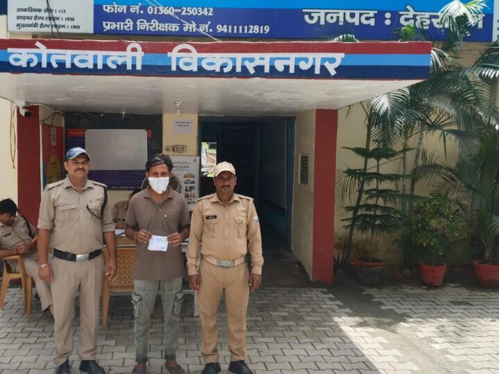 मादक पदार्थों की तस्करी में लिप्त शातिर नशा तस्कर आया दून पुलिस की गिरफ्त में, अभियुक्त के कब्जे से लगभग साढे 3 लाख रू0 से अधिक मूल्य की 10.28 ग्राम स्मैक बरामद