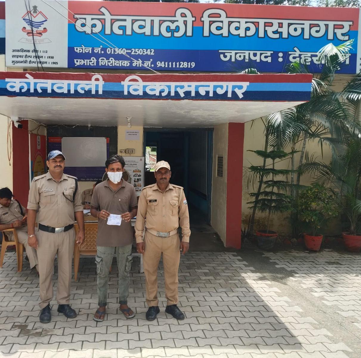 मादक पदार्थों की तस्करी में लिप्त शातिर नशा तस्कर आया दून पुलिस की गिरफ्त में, अभियुक्त के कब्जे से लगभग साढे 3 लाख रू0 से अधिक मूल्य की 10.28 ग्राम स्मैक बरामद