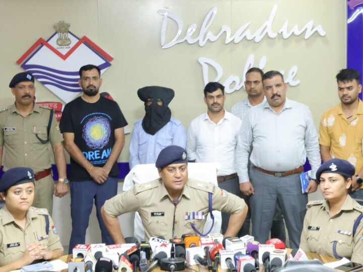 रायपुर क्षेत्र में हुए वृद्ध महिला के ब्लाइंड मर्डर की गुत्थी को दून पुलिस ने 12 घंटे के अंदर सुलझाया, घटना को अंजाम देने वाले अभियुक्त को किया गिरफ्तार, घर पर काम करने वाला नौकर ही निकला घटना का सूत्रधार