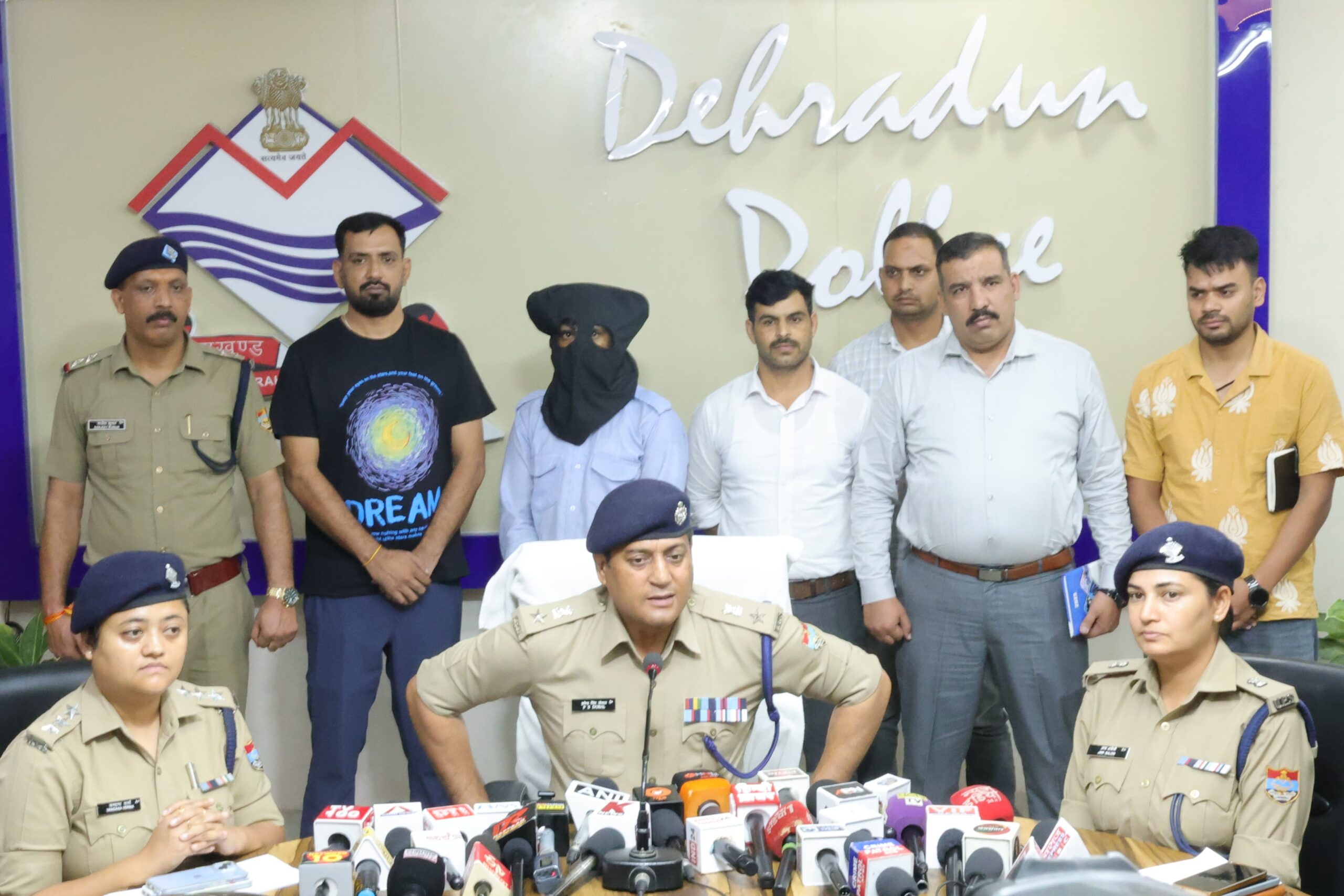 रायपुर क्षेत्र में हुए वृद्ध महिला के ब्लाइंड मर्डर की गुत्थी को दून पुलिस ने 12 घंटे के अंदर सुलझाया, घटना को अंजाम देने वाले अभियुक्त को किया गिरफ्तार, घर पर काम करने वाला नौकर ही निकला घटना का सूत्रधार