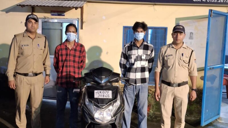 सार्वजनिक स्थान पर शराब पीने वालो की दून पुलिस ने उतारी खुमारी, 2 युवकों को लिया हिरासत में