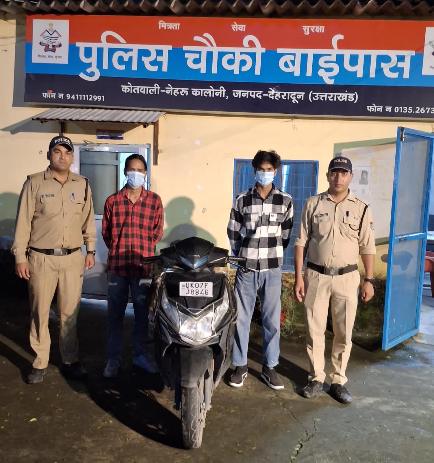 सार्वजनिक स्थान पर शराब पीने वालो की दून पुलिस ने उतारी खुमारी, 2 युवकों को लिया हिरासत में