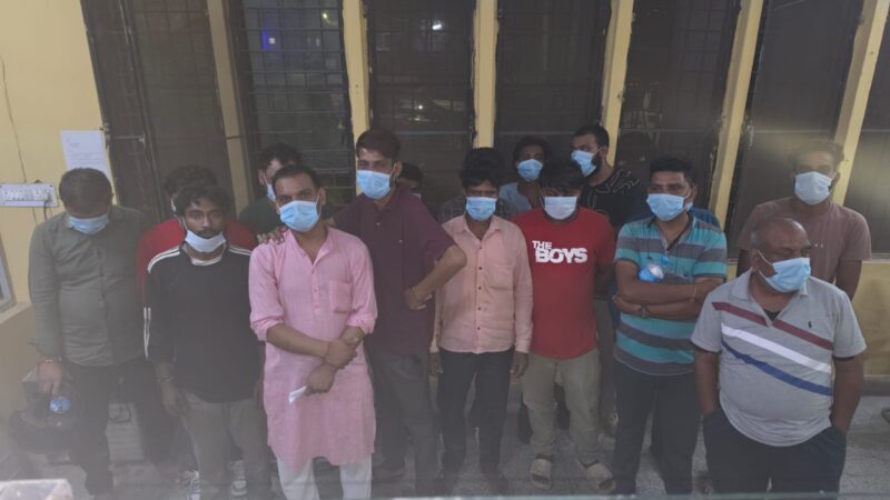 “दून पुलिस की वाहन सेवा का लाभ लेकर फिर थाने पहुँची शराबियों की बारात, सड़क किनारे खुले में शराब पीने वाले शराबियों को दून पुलिस ने सिखाया कानून का पाठ