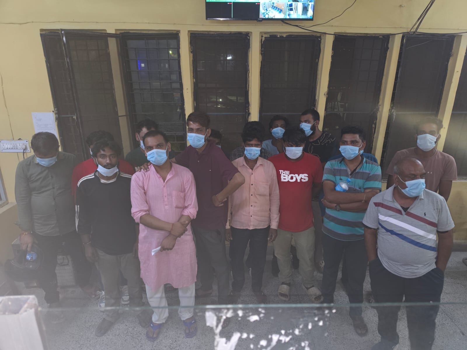 “दून पुलिस की वाहन सेवा का लाभ लेकर फिर थाने पहुँची शराबियों की बारात, सड़क किनारे खुले में शराब पीने वाले शराबियों को दून पुलिस ने सिखाया कानून का पाठ