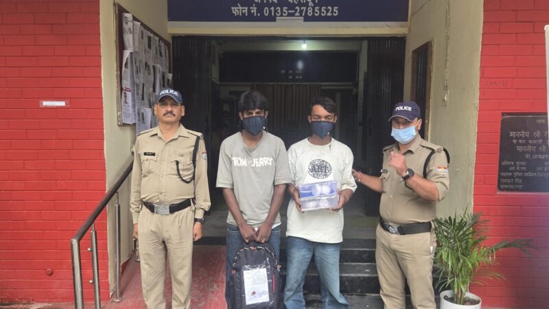 रायपुर क्षेत्रान्तर्गत हुई चोरी की अलग अलग घटनाओ का दून पुलिस ने किया खुलासा, 2 शातिर अभियुक्तों को किया गिरफ्तार, 5 लाख रुपये मूल्य की ज्वैलरी हुई बरामद