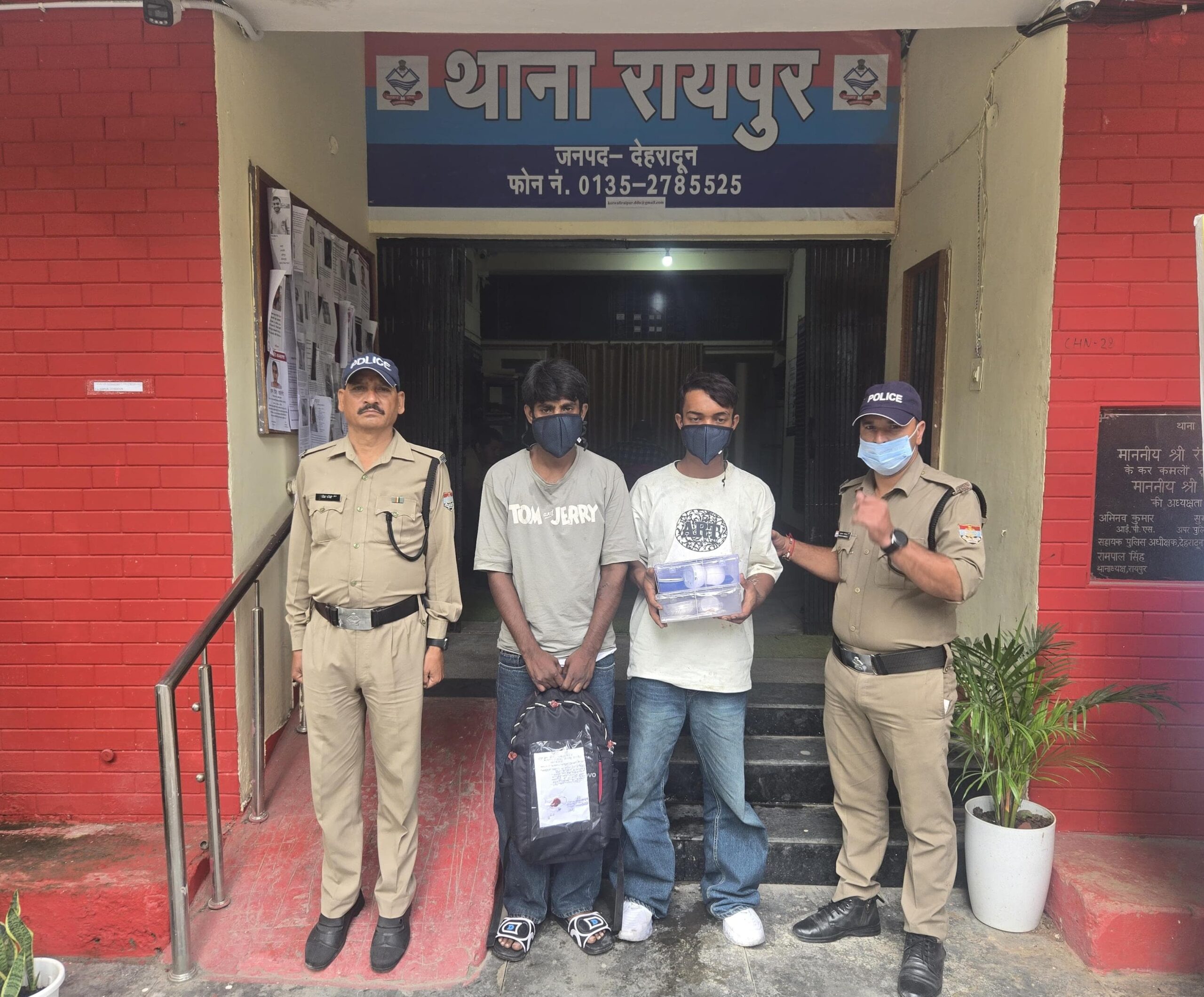रायपुर क्षेत्रान्तर्गत हुई चोरी की अलग अलग घटनाओ का दून पुलिस ने किया खुलासा, 2 शातिर अभियुक्तों को किया गिरफ्तार, 5 लाख रुपये मूल्य की ज्वैलरी हुई बरामद