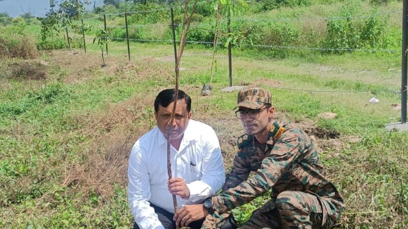 पौधे नहीं, भविष्य की हरियाली तैयार कर रहा एमडीडीए, रायपुर आर्मी फायरिंग रेंज में फलदार और जड़ी-बूटी वाले पौधों का रोपण, सुरक्षा के लिए वायरिंग और दो साल के रखरखाव की व्यवस्था, पौधे लगाना पहला कदम, उन्हें पेड़ बनाना असली जिम्मेदारी – बंशीधर तिवारी