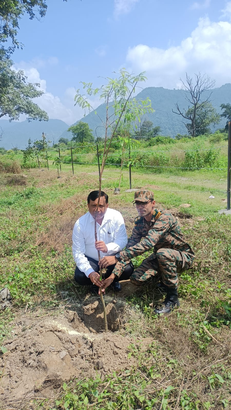 पौधे नहीं, भविष्य की हरियाली तैयार कर रहा एमडीडीए, रायपुर आर्मी फायरिंग रेंज में फलदार और जड़ी-बूटी वाले पौधों का रोपण, सुरक्षा के लिए वायरिंग और दो साल के रखरखाव की व्यवस्था, पौधे लगाना पहला कदम, उन्हें पेड़ बनाना असली जिम्मेदारी – बंशीधर तिवारी