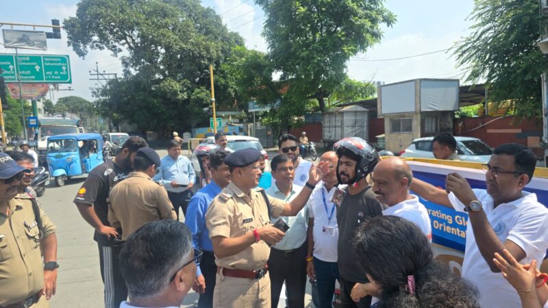 एसएसपी दून के निर्देशों पर दून पुलिस ने चलाया सड़क सुरक्षा जागरूकता अभियान, आमजन को यातायात नियमों के महत्व के प्रति किया जागरुक, बिना हेलमेट के दो पहिया वाहन चलाने वालो के विरुद्ध चालान की कार्रवाई करते हुए वितरित किए निशुल्क हेलमेट