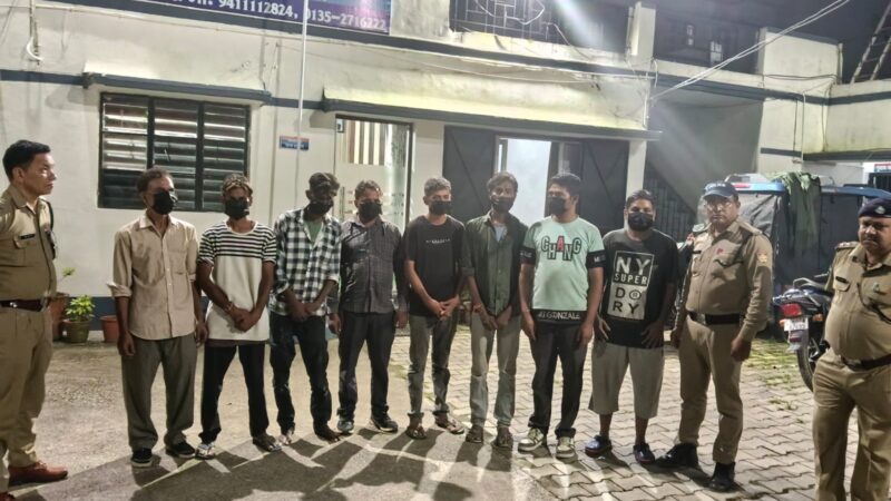 सड़क किनारे खुले में शराब पीने वाले शराबियों को दून पुलिस ने सिखाया कानून का पाठ, 8 व्यक्तियों को पुलिस ने लिया हिरासत में