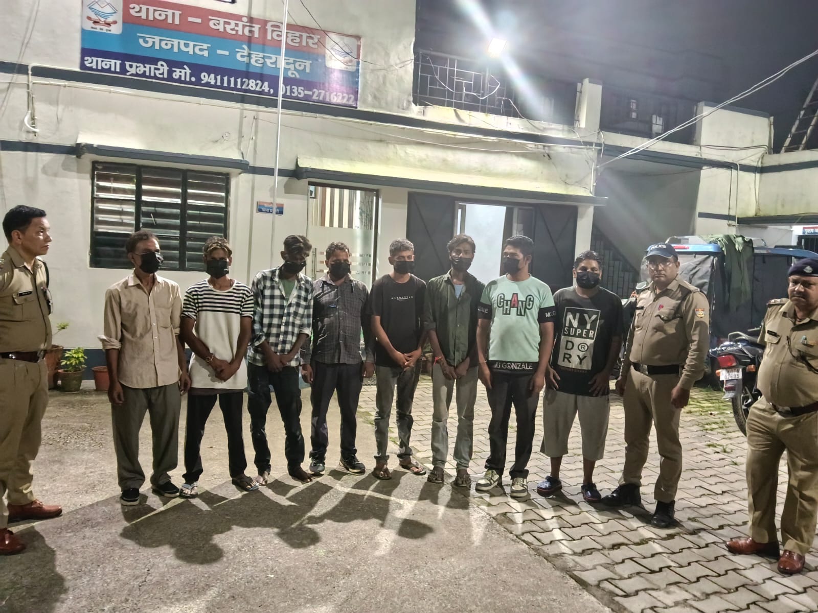 सड़क किनारे खुले में शराब पीने वाले शराबियों को दून पुलिस ने सिखाया कानून का पाठ, 8 व्यक्तियों को पुलिस ने लिया हिरासत में