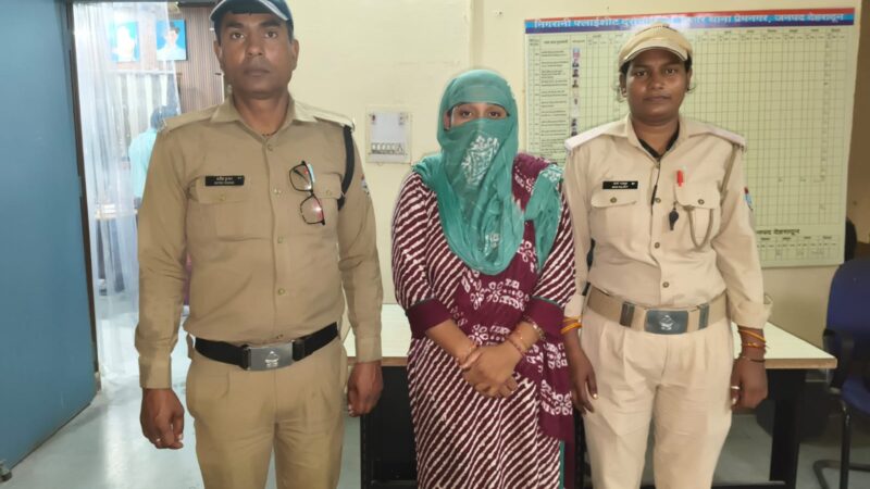 प्रेमनगर क्षेत्र में हुई फायरिंग व रंगदारी मांगने के प्रकरण में फरार चल रही ईनामी अभियुक्ता आई दून पुलिस की गिरफ्त में, 15 हजार ₹ की ईनामी अभियुक्ता को दून पुलिस ने सोनीपत हरियाणा से किया गिरफ्तार