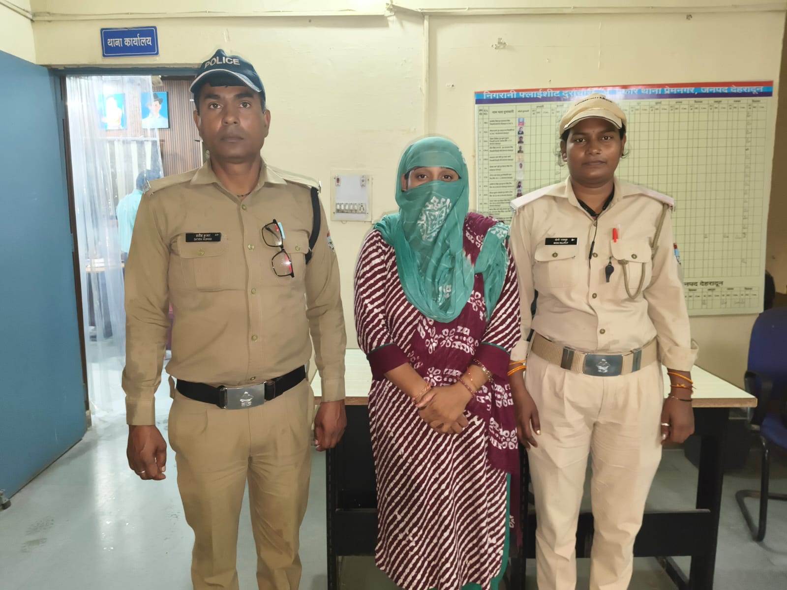 प्रेमनगर क्षेत्र में हुई फायरिंग व रंगदारी मांगने के प्रकरण में फरार चल रही ईनामी अभियुक्ता आई दून पुलिस की गिरफ्त में, 15 हजार ₹ की ईनामी अभियुक्ता को दून पुलिस ने सोनीपत हरियाणा से किया गिरफ्तार