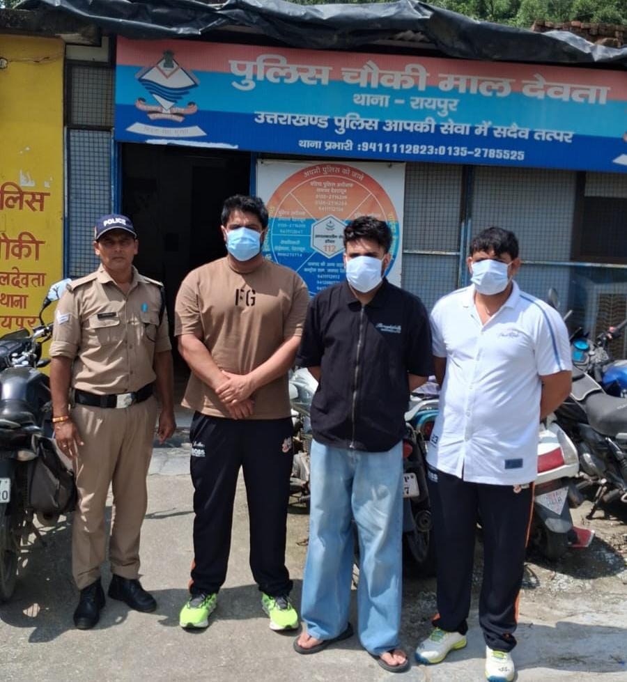 शराब पीकर हुडदंग मचाने वालों की दून पुलिस ने उतारी खुमारी, 3 व्यक्तियों को हिरासत में लिया