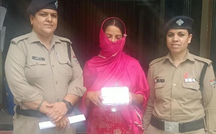 रायपुर क्षेत्र में हुई चोरी की घटना का दून पुलिस ने किया खुलासा , घर से ज्वैलरी चोरी करने वाली एक शातिर महिला चोर को पुलिस ने किया गिरफ्तार