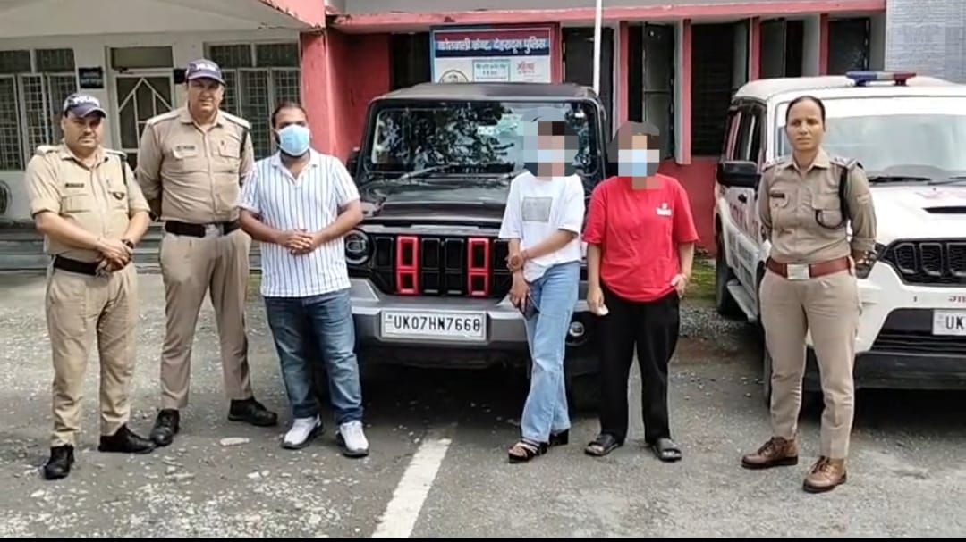 सार्वजनिक मार्ग पर वाहन महेन्द्र थार को तेजी व लापरवाही से चलाते हुए हुडदंग करने वाले 1 युवक व 2 युवितियों को पुलिस ने लिया हिरासत में