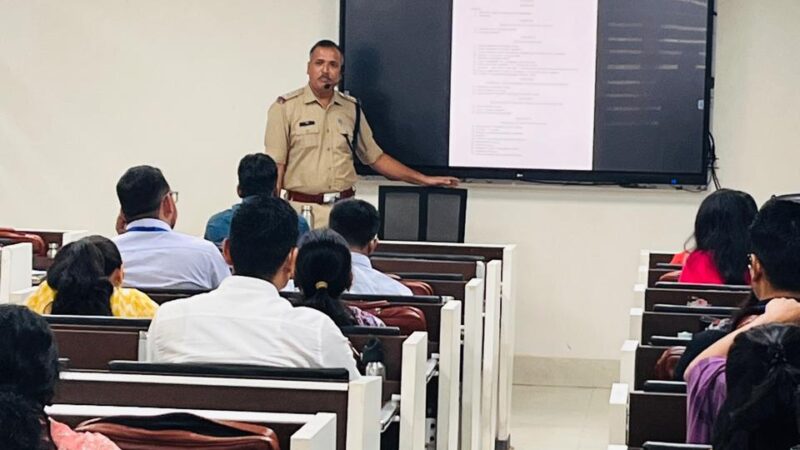 साइबर अपराधों से बचाव के लिए चली दून पुलिस की पाठशाला, राज्य लोक सेवा आयोग के प्रशिक्षणाधीन प्रशिक्षुओं को साइबर अपराधों तथा उससे बचाव के उपायों के सम्बंध में किया जागरूक