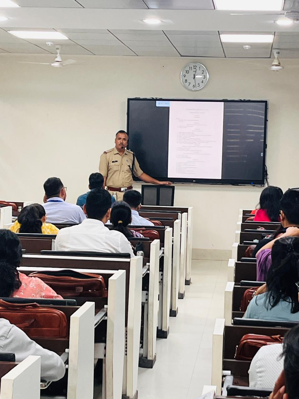 साइबर अपराधों से बचाव के लिए चली दून पुलिस की पाठशाला, राज्य लोक सेवा आयोग के प्रशिक्षणाधीन प्रशिक्षुओं को साइबर अपराधों तथा उससे बचाव के उपायों के सम्बंध में किया जागरूक