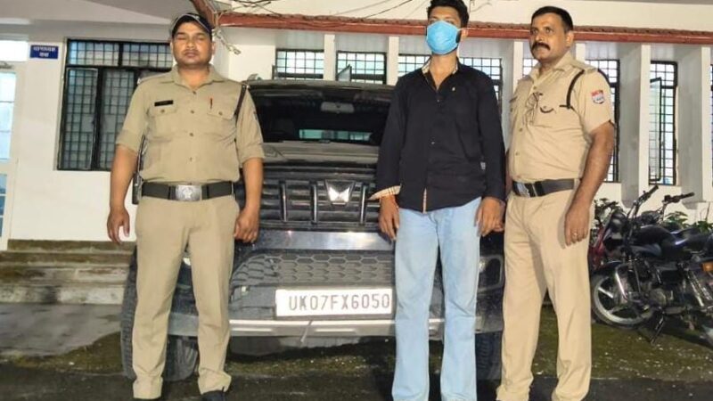 स्टंट करना युवक को पड़ा भारी, वाहन के सनरूफ से बाहर निकलकर लापरवाही से वाहन चलाकर हुडदंग करने वाले 1 युवक को किया गिरफ्तार