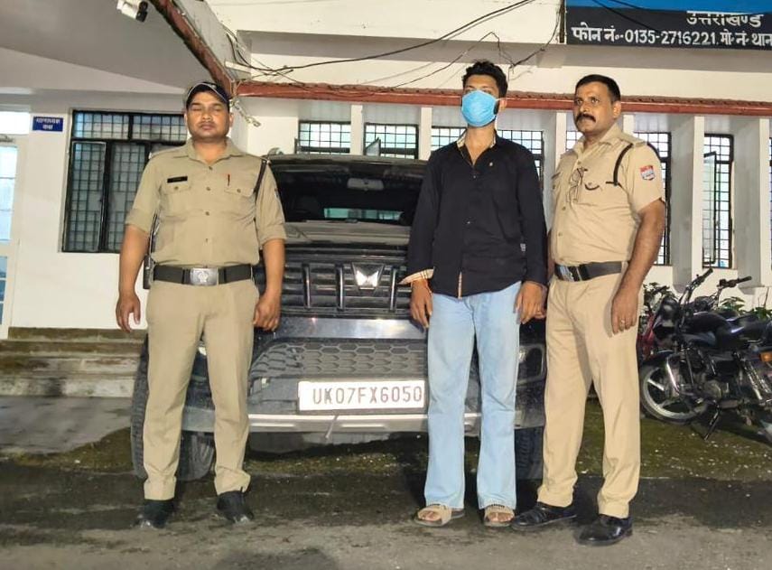 स्टंट करना युवक को पड़ा भारी, वाहन के सनरूफ से बाहर निकलकर लापरवाही से वाहन चलाकर हुडदंग करने वाले 1 युवक को किया गिरफ्तार