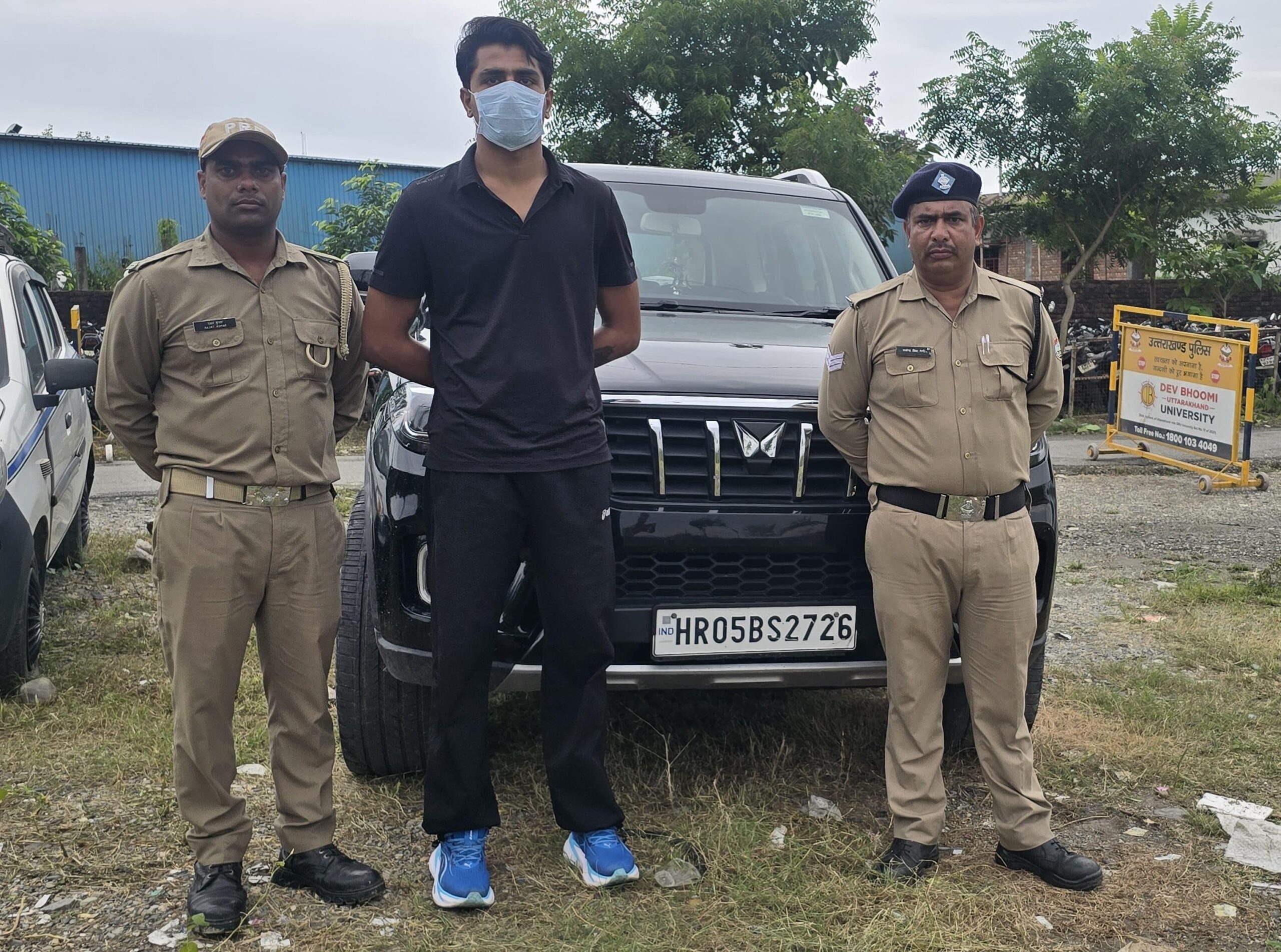 आवासीय कॉलोनी मे कार से स्टंटबाजी करना पडा भारी, पुलिस ने उतारी खुमारी, शान्ति भंग मे एक हुड़दंगी को किया गिरफ्तार, कार को किया गया सीज