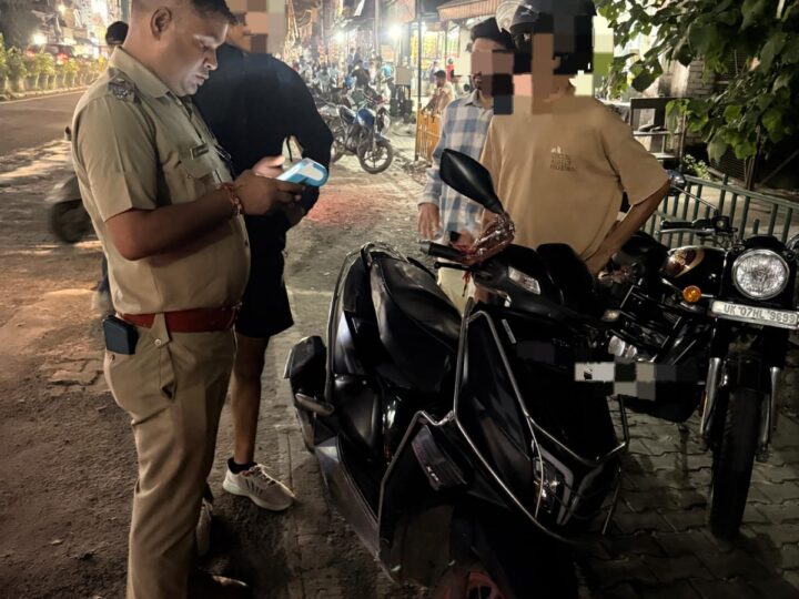 पुलिस अधीक्षक नगर के नेतृत्व दून पुलिस ने रात्रि में नगर क्षेत्र में चलाया सघन वाहन चैकिंग अभियान, चैकिंग टीम द्वारा 90 से अधिक वाहनों के विरुद्ध की गयी चालानी कार्यवाही