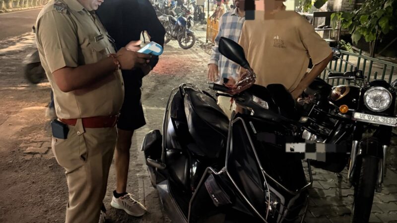 पुलिस अधीक्षक नगर के नेतृत्व दून पुलिस ने रात्रि में नगर क्षेत्र में चलाया सघन वाहन चैकिंग अभियान, चैकिंग टीम द्वारा 90 से अधिक वाहनों के विरुद्ध की गयी चालानी कार्यवाही