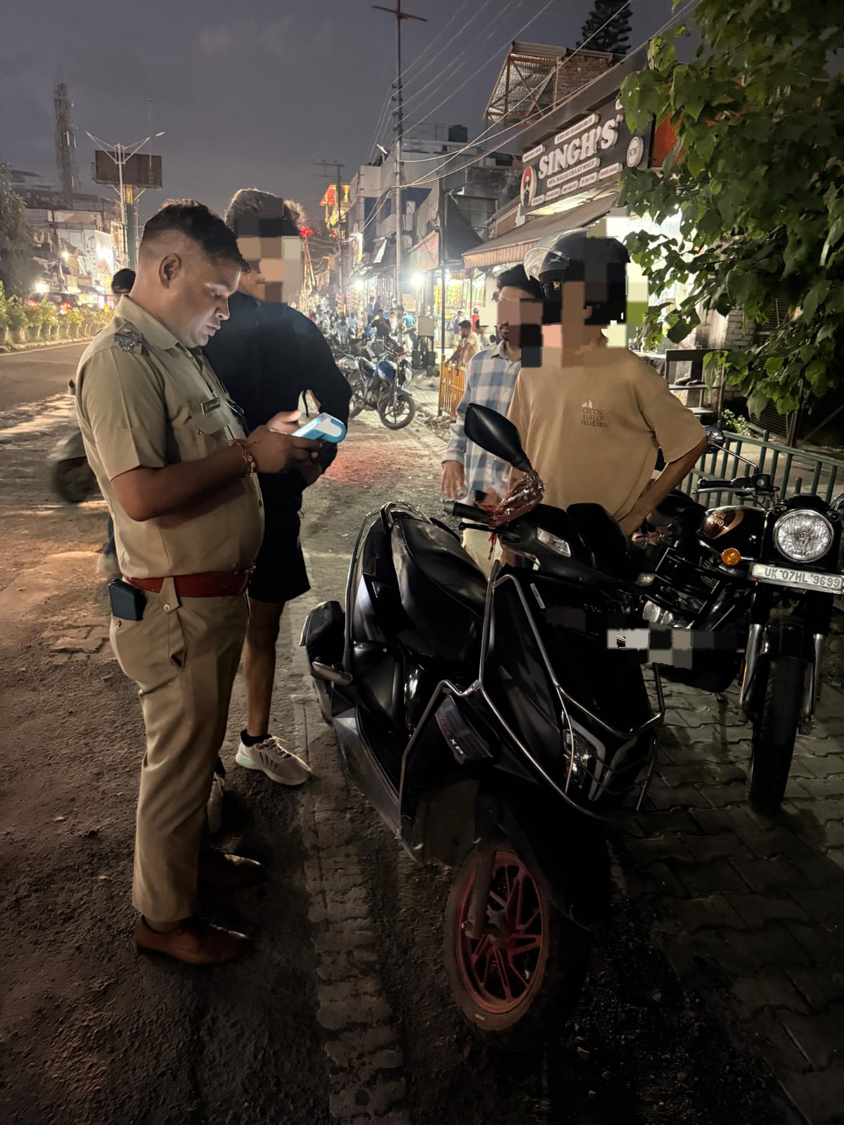 पुलिस अधीक्षक नगर के नेतृत्व दून पुलिस ने रात्रि में नगर क्षेत्र में चलाया सघन वाहन चैकिंग अभियान, चैकिंग टीम द्वारा 90 से अधिक वाहनों के विरुद्ध की गयी चालानी कार्यवाही