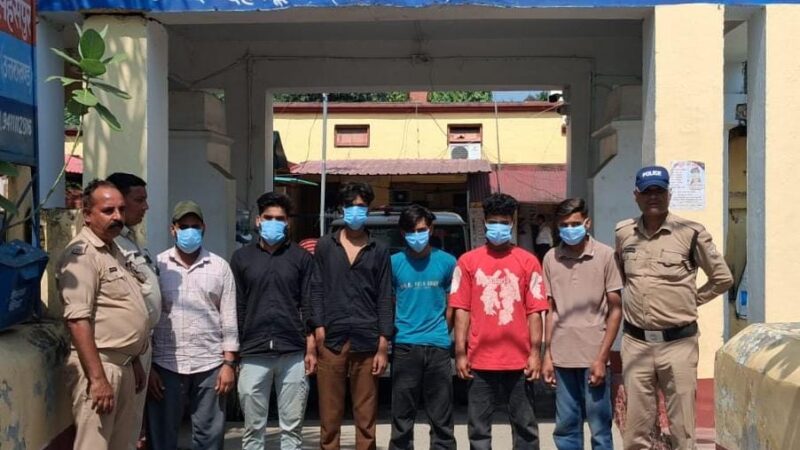 सार्वजनिक स्थान पर मारपीट करने वाले 6 व्यक्तियों को धारा 170 बीएनएसएस में किया गिरफ्तार, अभियुक्तो द्वारा बाइक सवार युवक व युवती के साथ दिया था मारपीट की घटना को अंजाम