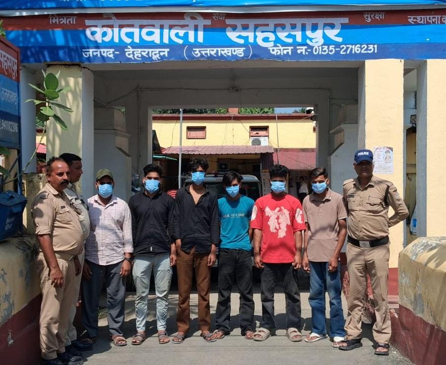 सार्वजनिक स्थान पर मारपीट करने वाले 6 व्यक्तियों को धारा 170 बीएनएसएस में किया गिरफ्तार, अभियुक्तो द्वारा बाइक सवार युवक व युवती के साथ दिया था मारपीट की घटना को अंजाम