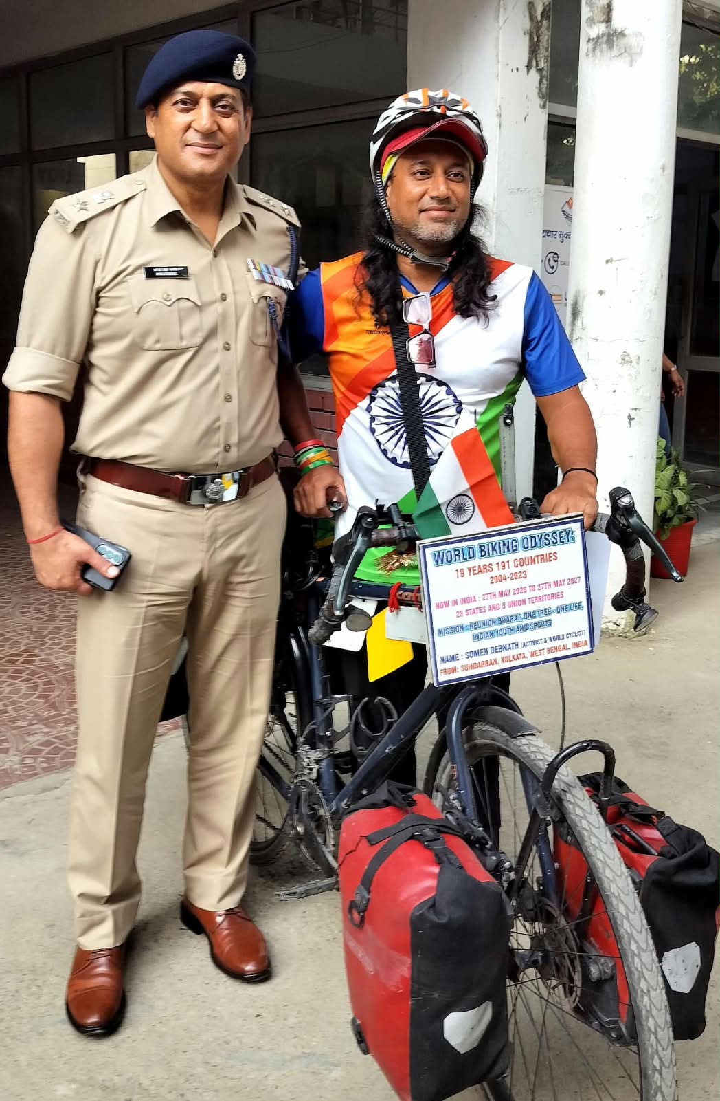 रीयूनियन भारत, वन ट्री“ के नाम से जागरूकता के उद्देश्य से वर्तमान में भारत भ्रमण पर निकले मशहूर साइक्लिस्ट सोमेन देवनाथ ने एसएसपी दून से की शिष्टाचार भेंट