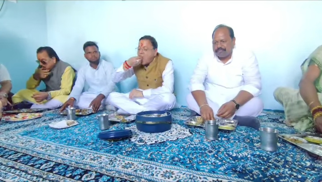 खटीमा में मुख्यमंत्री धामी अचानक पहुंचे दलित बस्ती,  बस्ती के लोगों के साथ दोपहर का खाया खाना