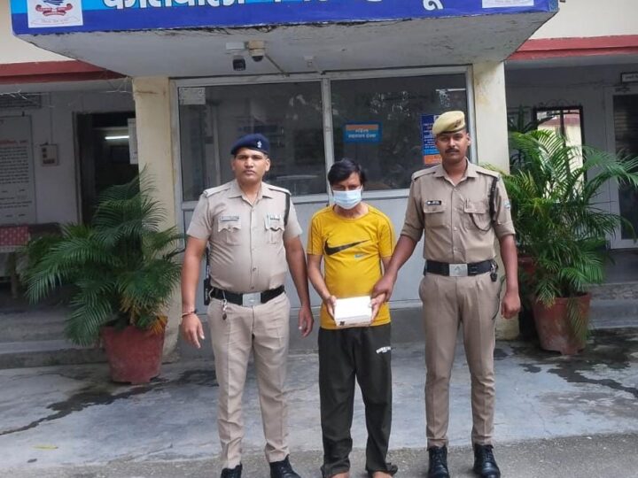 कोतवाली नगर क्षेत्र में हुई चोरी की घटना का दून पुलिस ने किया खुलासा, एक अभियुक्त गिरफ्तार, चोरी की गई 10 लाख रू0 मूल्य से अधिक की ज्वैलरी बरामद