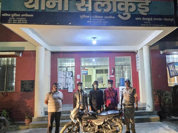 बाइक पर क्षमता से अधिक सवारी बैठाकर स्टंटबाजी करना पडा भारी, वायरल वीडियो का संज्ञान लेकर दून पुलिस ने उतारी खुमारी, बाइक सीज कर उल्लन्घन कर्ताओ के पुलिस एक्ट मे किये चालान